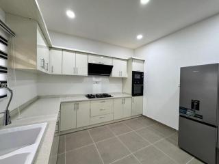 Fully furnished 4-bed Apartment - 6