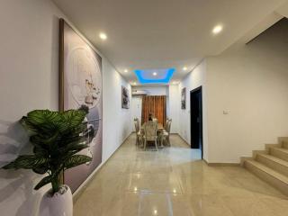 Fully furnished 4-bed Apartment - 5