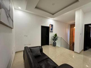 Fully furnished 4-bed Apartment - 4
