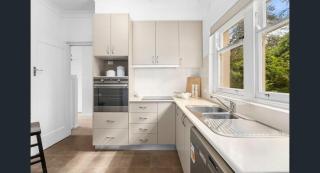 Charming Cottage Walk to City and Eat Street - 5
