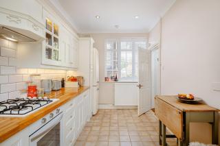 Stylish 3-Bed Home Close to Stansted Airport - 5