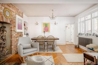 Stylish 3-Bed Home Close to Stansted Airport - 1