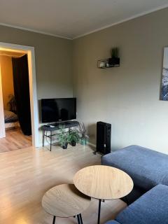 Easy living near city centre, free parking - 3