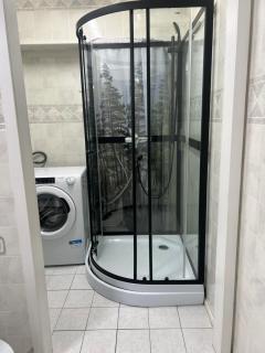 Easy living near city centre, free parking - 8