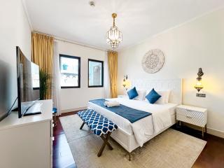 Royal Escape Burj Khalifa View 2BR in Downtown Dubai - 2