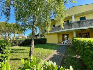 Holiday house with garden and pool - 0