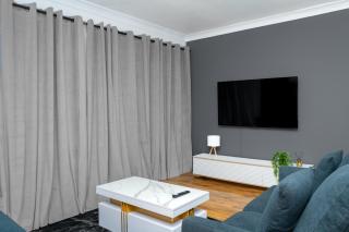 Elegant 1BD, Gym, Parking, Bus to Airport, Sleeps4 - 6