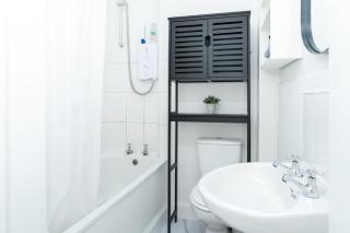 City Centre, 3BR Home, Next to Tram Stop, Sleeps7 - 9