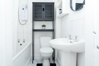 City Centre, 3BR Home, Next to Tram Stop, Sleeps7 - 8