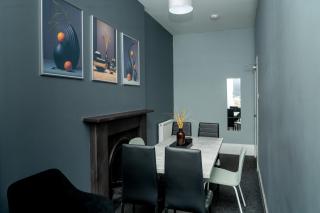 City Centre, 3BR Home, Next to Tram Stop, Sleeps7 - 3