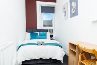 City Centre, 3BR Home, Next to Tram Stop, Sleeps7 - 2