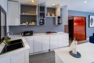 Luxury 2-BR w Wi-Fi, 24hr Security & Free Laundry - 1