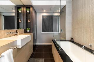 Modern Studio with Pool, Parking and King Bed in Historic Cape Town City Centre - 9