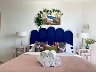 Skyline Views, Boutique 2-Bed, 2-Bath West London Apartment - 7
