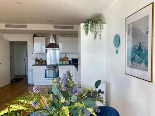 Skyline Views, Boutique 2-Bed, 2-Bath West London Apartment - 4