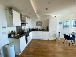 Skyline Views, Boutique 2-Bed, 2-Bath West London Apartment - 4