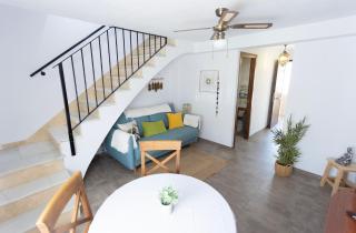 Family home for 5 with WiFi and street parking - 0