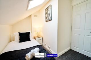 Cosy 4Bed Home By Prospergress Property Short Lets & Serviced Accommodation Coventry With Free Parking, WiFi & Pool Table and Games - Coventry - 6