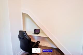 Cosy 4Bed Home By Prospergress Property Short Lets & Serviced Accommodation Coventry With Free Parking, WiFi & Pool Table and Games - 3