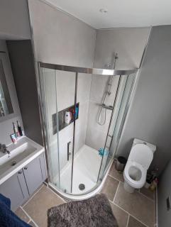 Beautiful and Warm 4-bed Home in Newark by Renzo, Free Parking, Close to A1 - 9