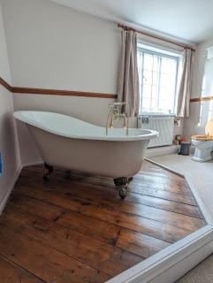 Beautiful and Warm 4-bed Home in Newark by Renzo, Free Parking, Close to A1 - 2