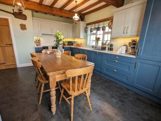 Beautiful and Warm 4-bed Home in Newark by Renzo, Free Parking, Close to A1 - 1