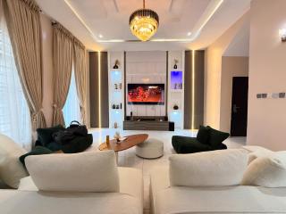 Spacious 4BR Luxury Apt, Netflix, Solar, Fast WiFi - 9