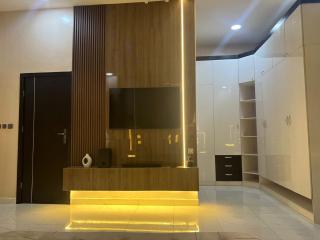 Spacious 4BR Luxury Apt, Netflix, Solar, Fast WiFi - 7