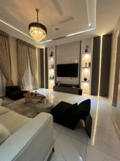Spacious 4BR Luxury Apt, Netflix, Solar, Fast WiFi - 4