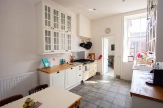 Mansion Flat with Turret Views, Sunsets, Close to Transport - 3