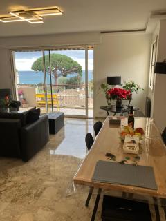 Cannes Sea View, by Beach, Private Room in Shared 3-Bedroom Apartment, Private Bathroom & Balcony,, Chambre avec salle de bain privative & balcon, chez l'habitant - 8