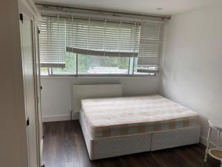 Large Rooms with Desk, Gardens & Great Transport - 8