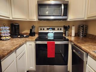Charming 1-bed apt, cook-ready kitchen, laundry, 5-8 mins to U of A and Downtown - 3