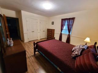 Central located large home on quiet wooded street - 5