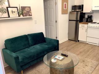 Red Door Retreat Tiny Home Near Dwntwn - 1