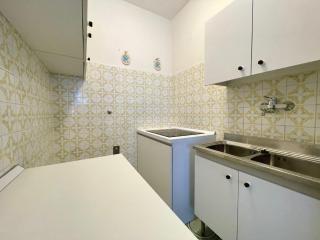 Beachside flat with shared pool - 4