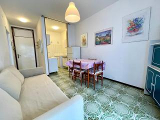 Beachside flat with shared pool - 8