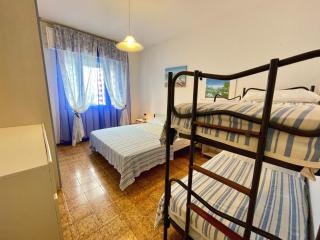 Beachside flat with shared pool - 3