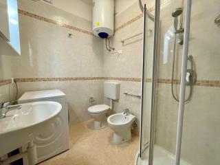 Beachside flat with shared pool - 6