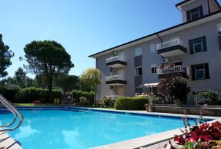 Beachside flat with shared pool - 0