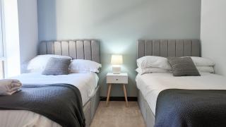 The Sunrise Den, Modern 2-Bed Apartment, Free Parking - 1