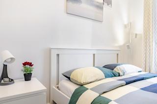 2 Bedroom Deluxe Unit in the Heart of Manhattan - 4