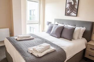 Bright 2 Bed City Apartment with Juliette Balcony - 7