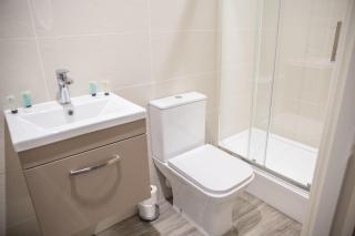 Bright 2 Bed City Apartment with Juliette Balcony - 5