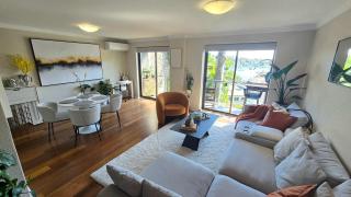 Stylish 1-Bed escape with views across Berrys Bay - 0