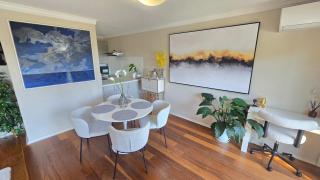 Stylish 1-Bed escape with views across Berrys Bay - 7