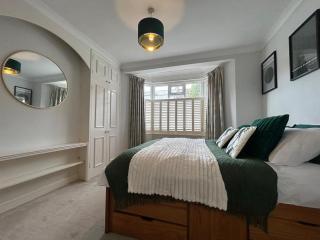 Thameside Fulham Garden Flat - 2 Bedrooms Sleeps 6 - 7