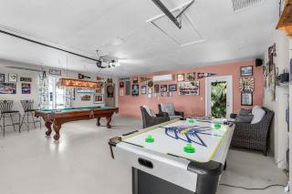 Dive into Fun & Tropical Vibes at Beach Retreat - Coral Beach Dream - 3