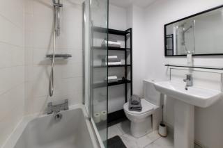 Elegant 4BR Home, Parking, City Centre, Sleeps7 - 2