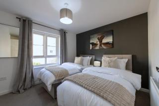 Elegant 4BR Home, Parking, City Centre, Sleeps7 - 6